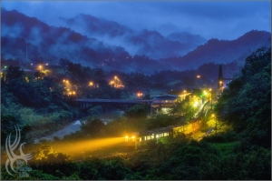 望古車站．夜幕列車行駛