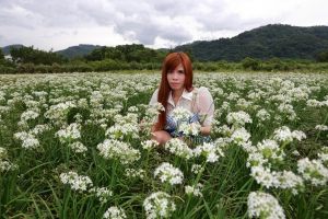 微笑女王逛韭菜花田