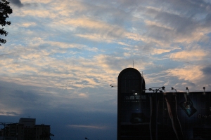 行進間的夕陽餘暉